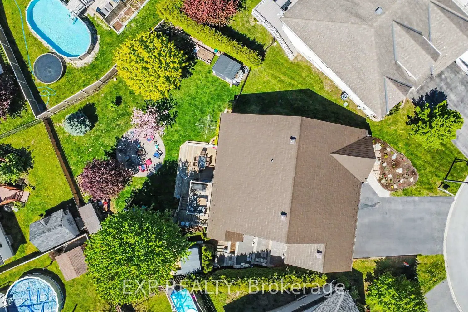 217 Jasper Crescent photo 2