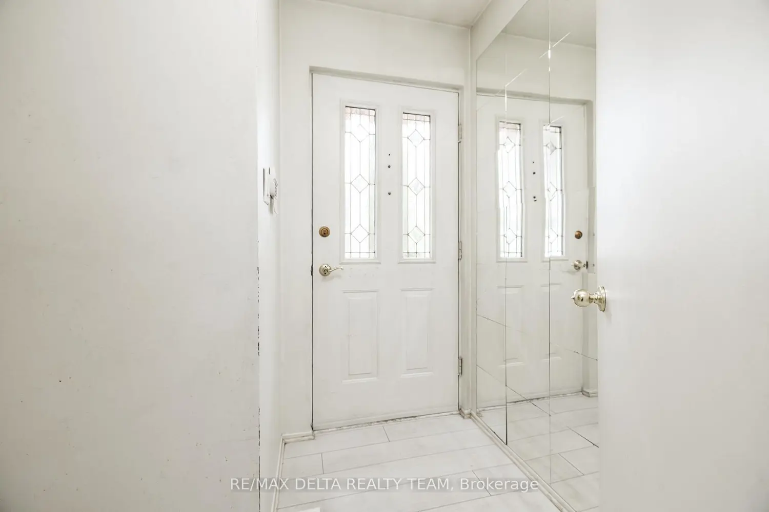 796 Vinette Crescent photo 3