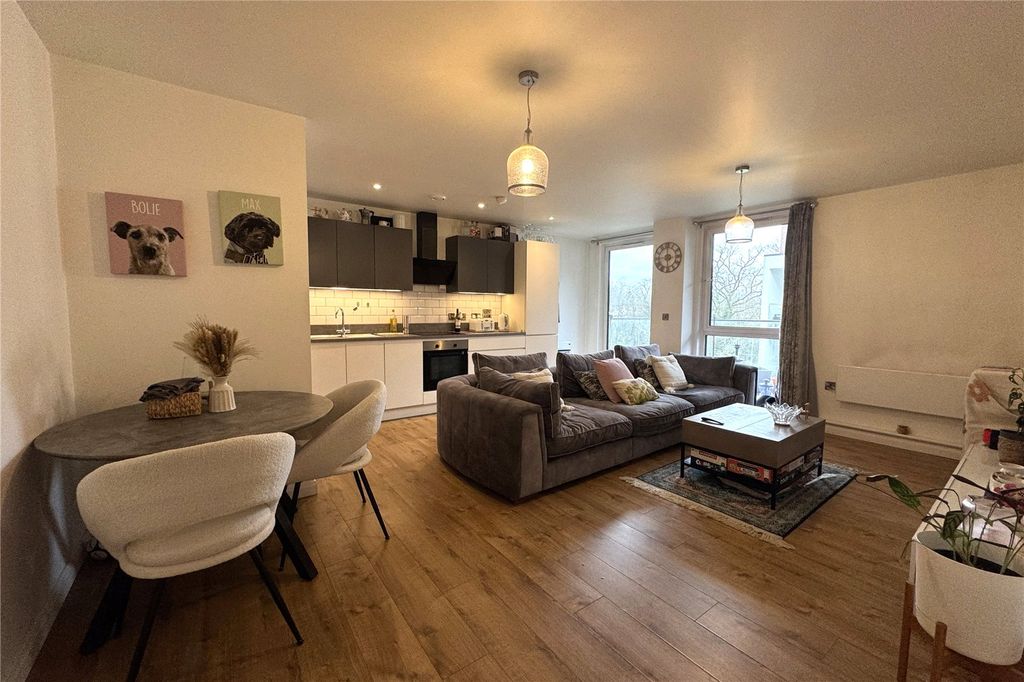 2 bed flat for saleFarnborough Road, Farnborough, Hampshire GU14