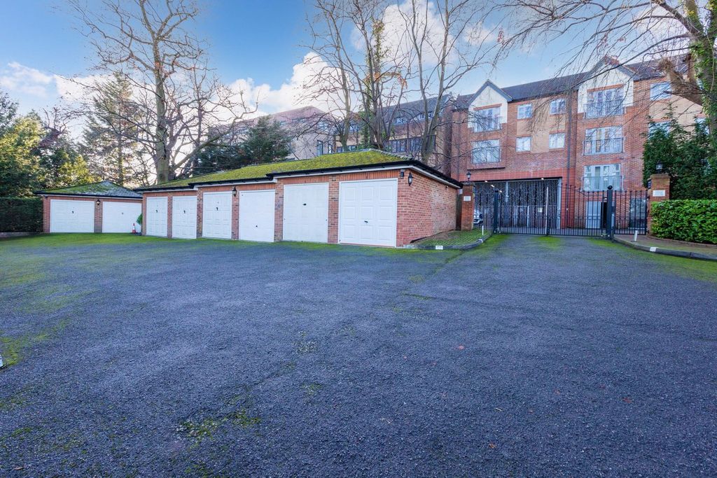 Additional image 7 of 3 bed flat for saleOak End Way, Gerrards Cross SL9