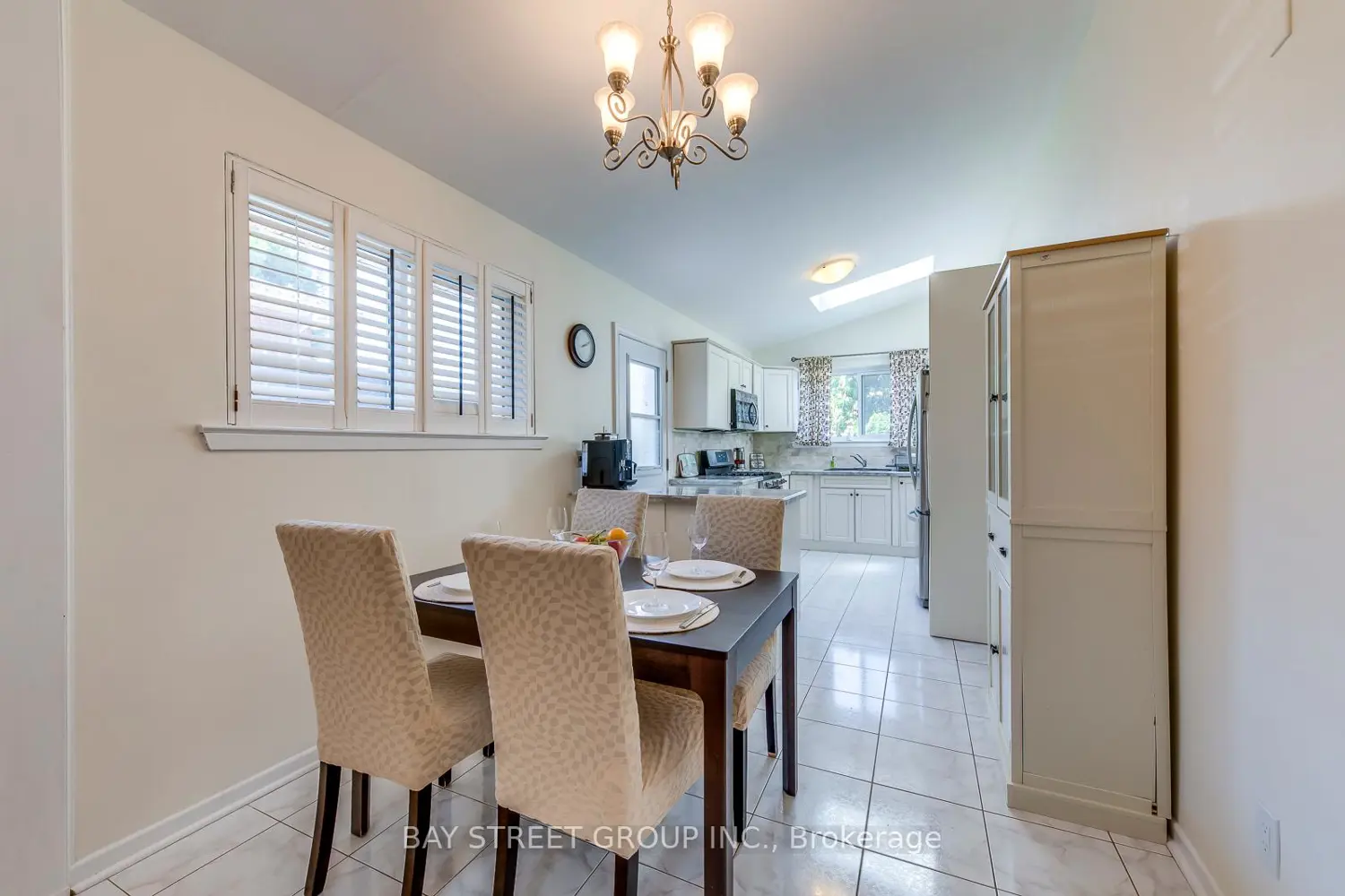 2598 Chalkwell Close photo 4