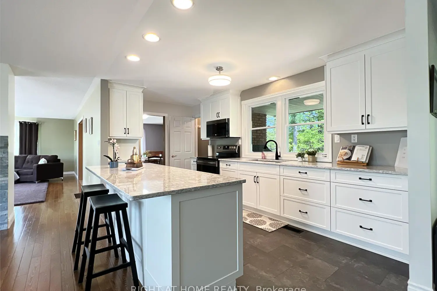 919 Jamieson Road photo 4