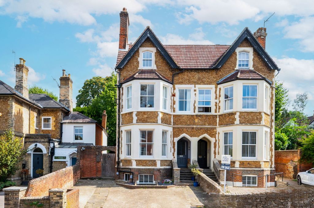2 bed maisonette for saleWaterden Road, Guildford GU1