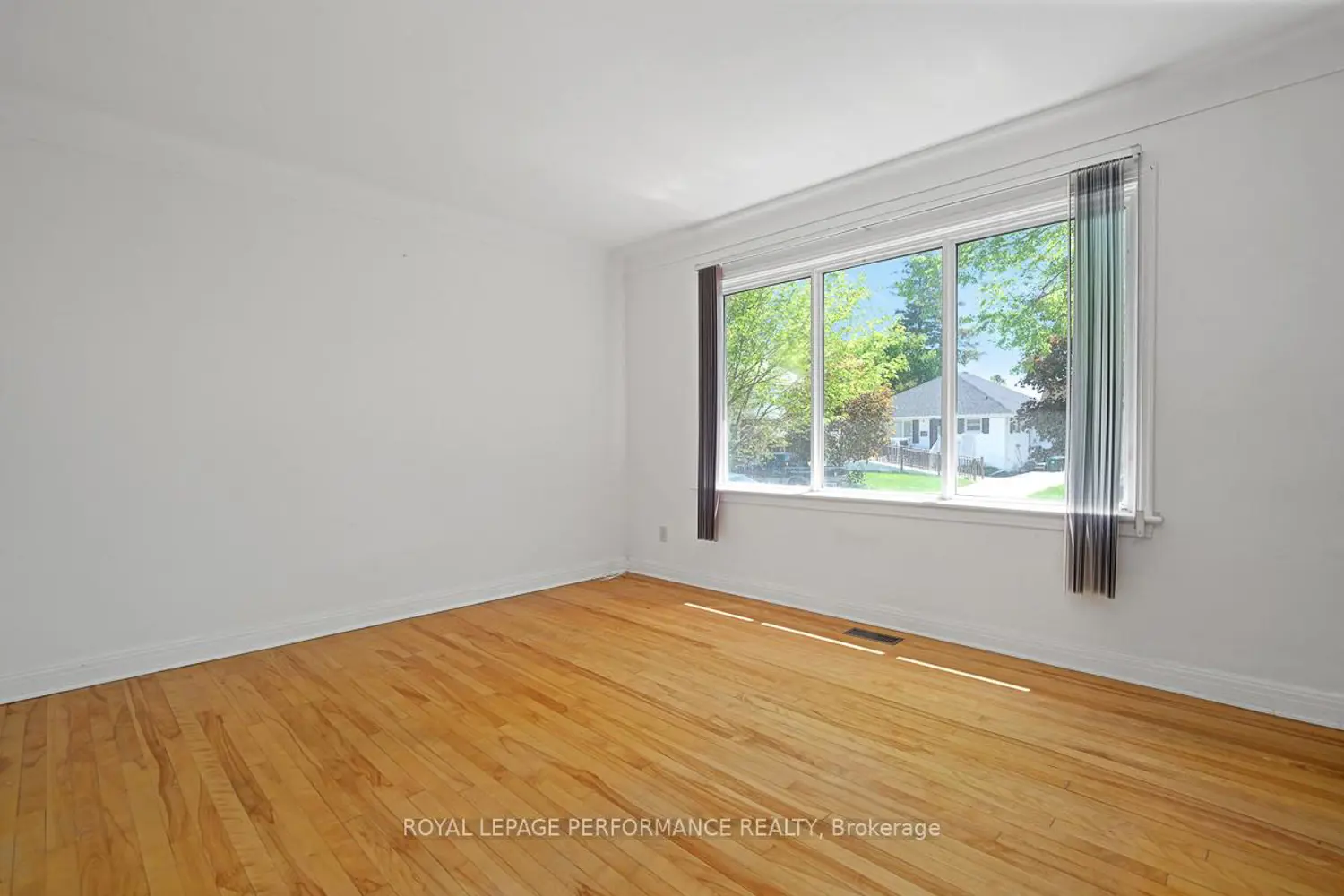 535 Dunbrack Street photo 3