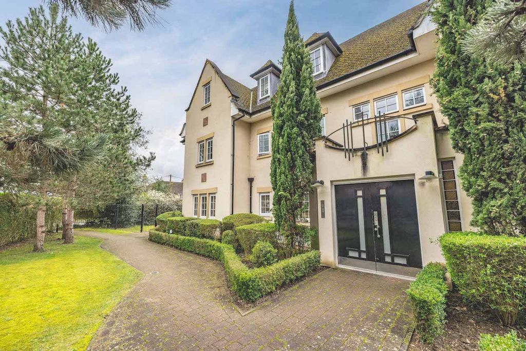 2 bed flat for salePackhorse Road, Gerrards Cross SL9