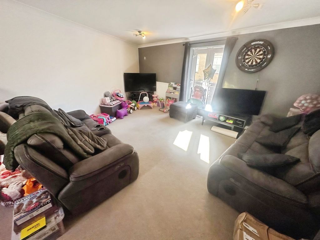 1 bed flat for saleDyson Road, Swindon SN25 photo 2