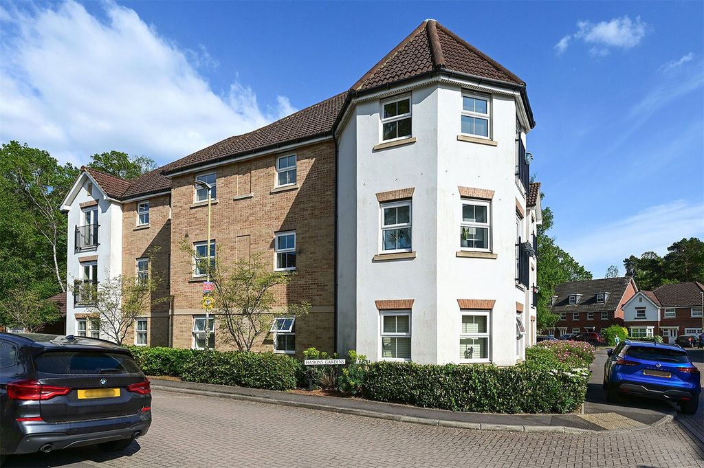 2 bed flat for saleHaskins Gardens, Farnborough GU14