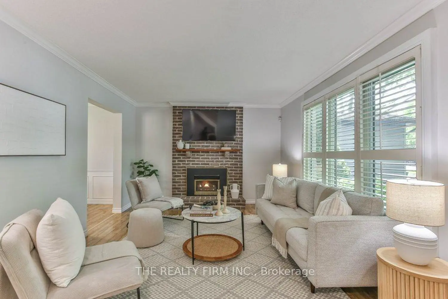 1584 Aldersbrook Road photo 2