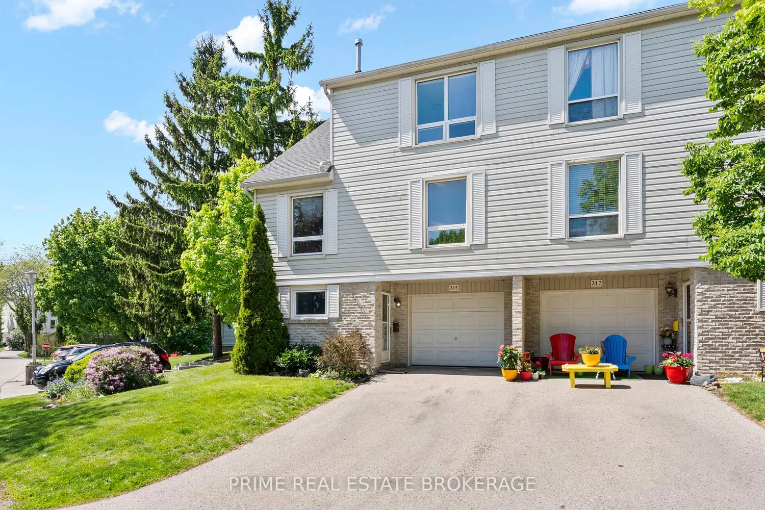 315 Everglade Crescent photo 2