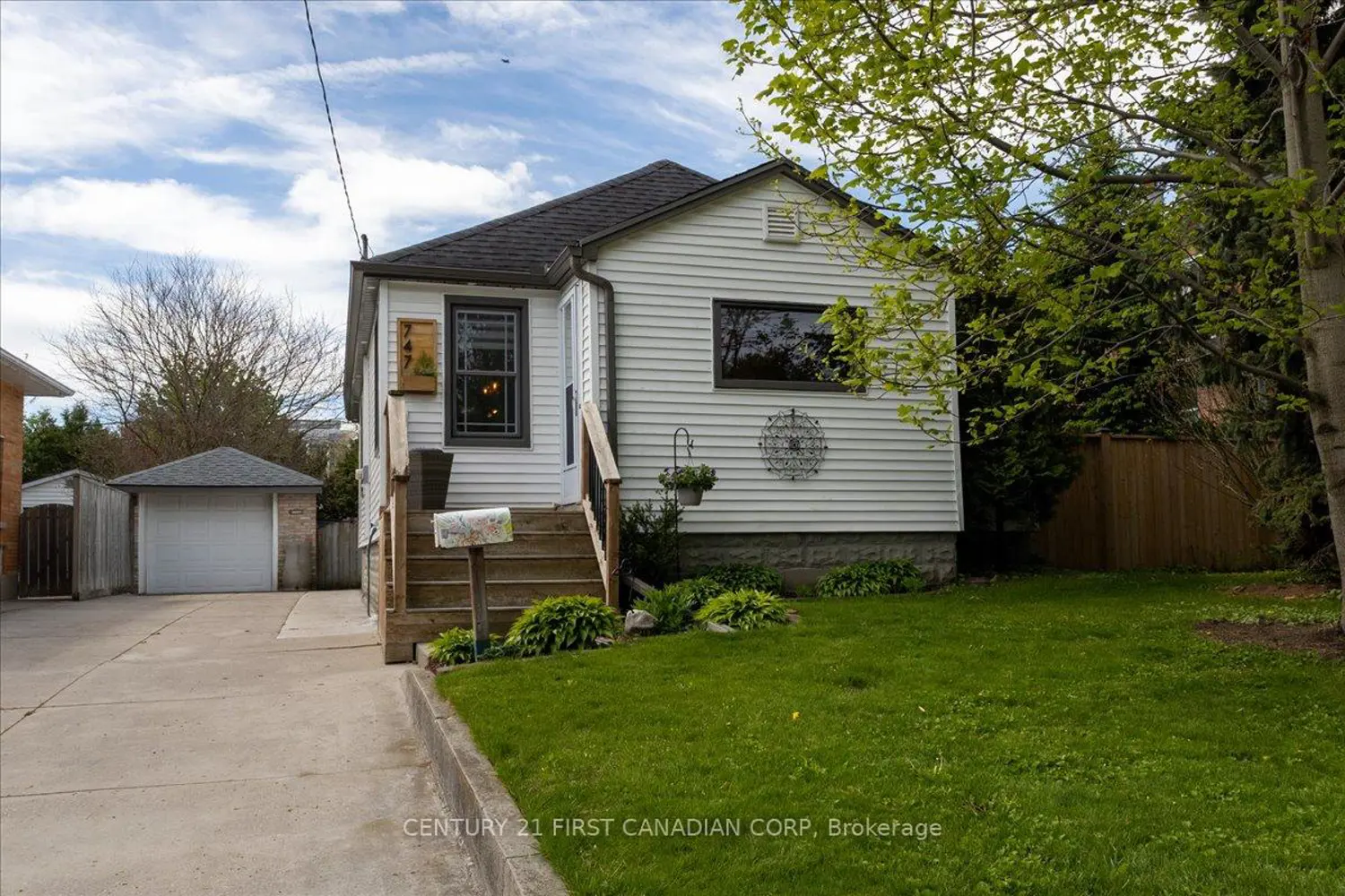 747 Whetter Avenue photo 2