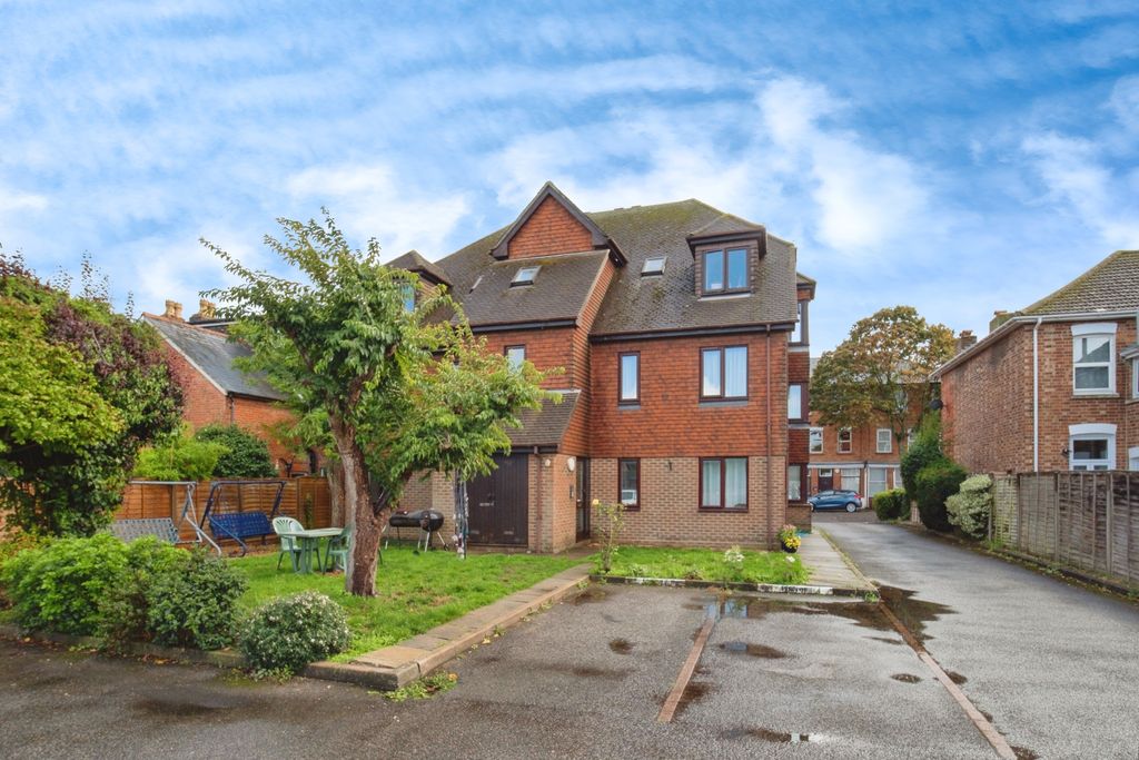 3 bed flat for saleQueens Road, Farnborough GU14