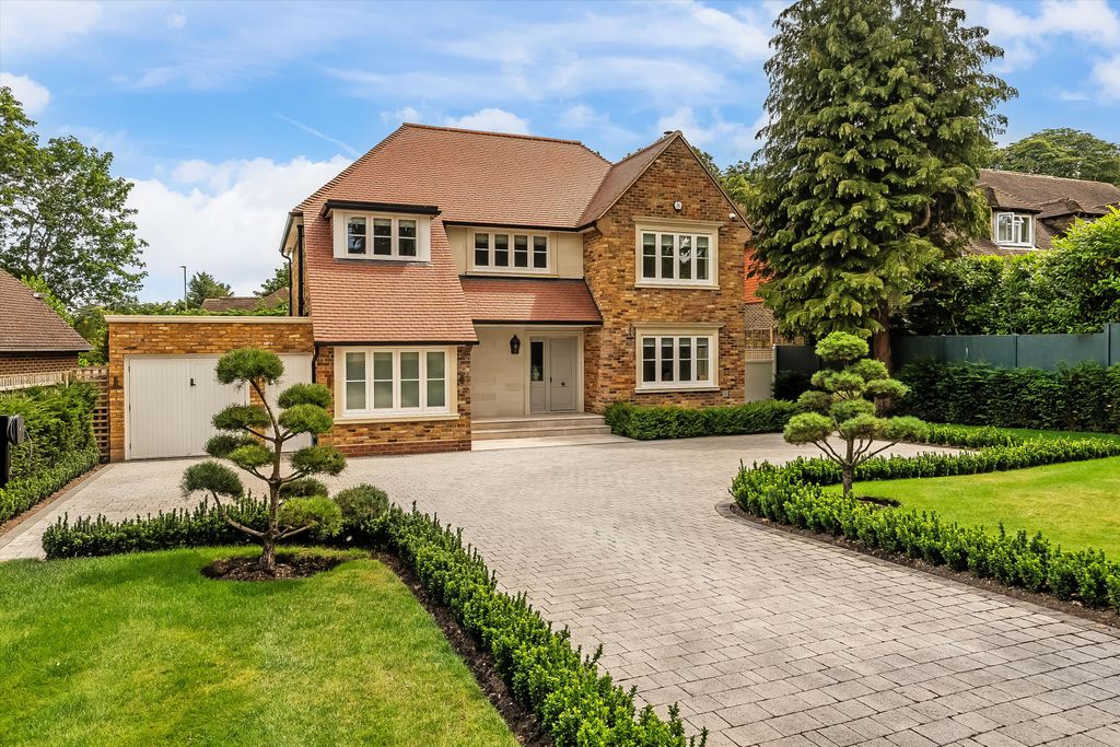 4 bed detached house for saleBroadwater Rise, Guildford, Surrey GU1