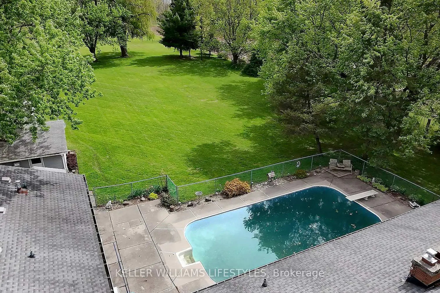 1468 Gainsborough Road photo 2