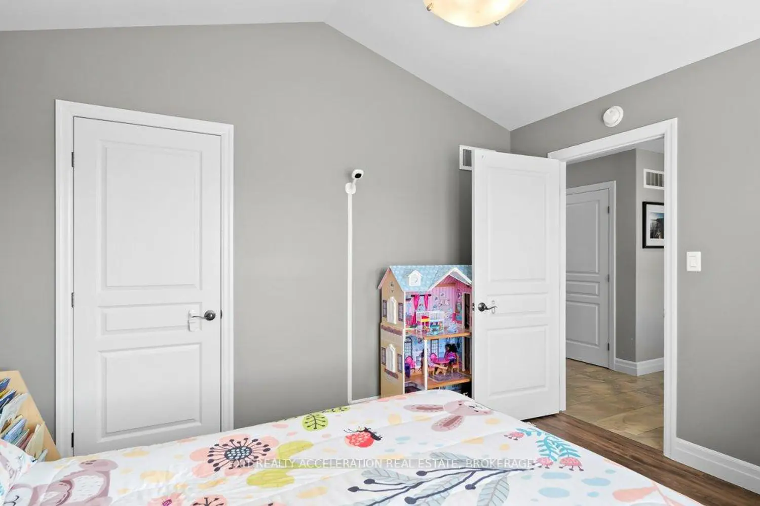 Additional image 3 of 92 Hartwood Crescent