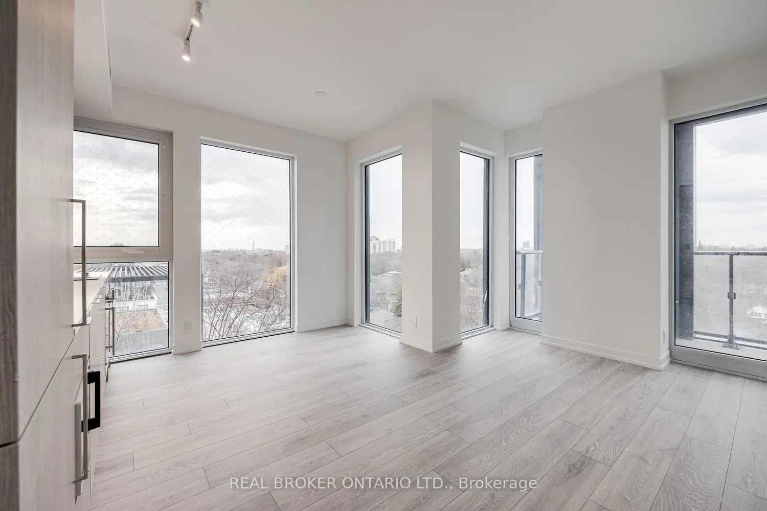 2020 Bathurst Street 1106 photo 2