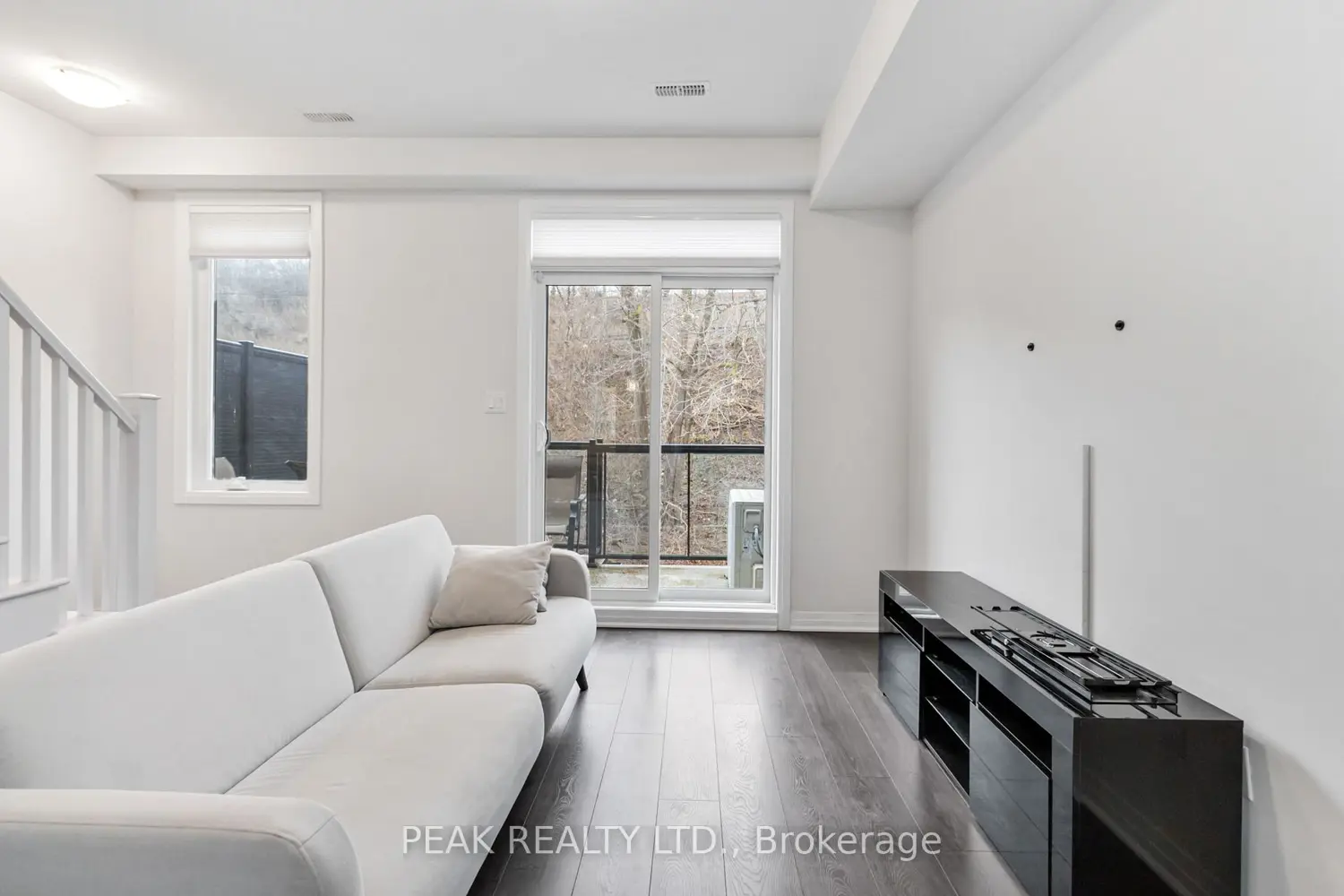 2 Willow Street 60 photo 2