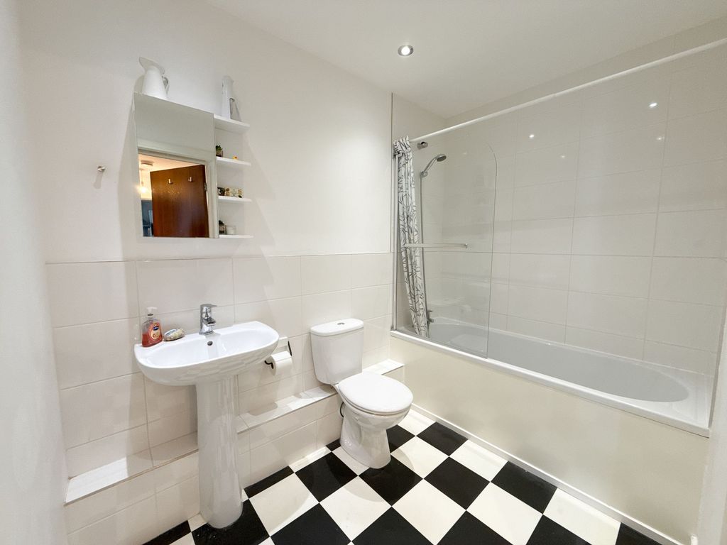 Additional image 4 of 2 bed flat for saleWorsdell Drive, Gateshead NE8