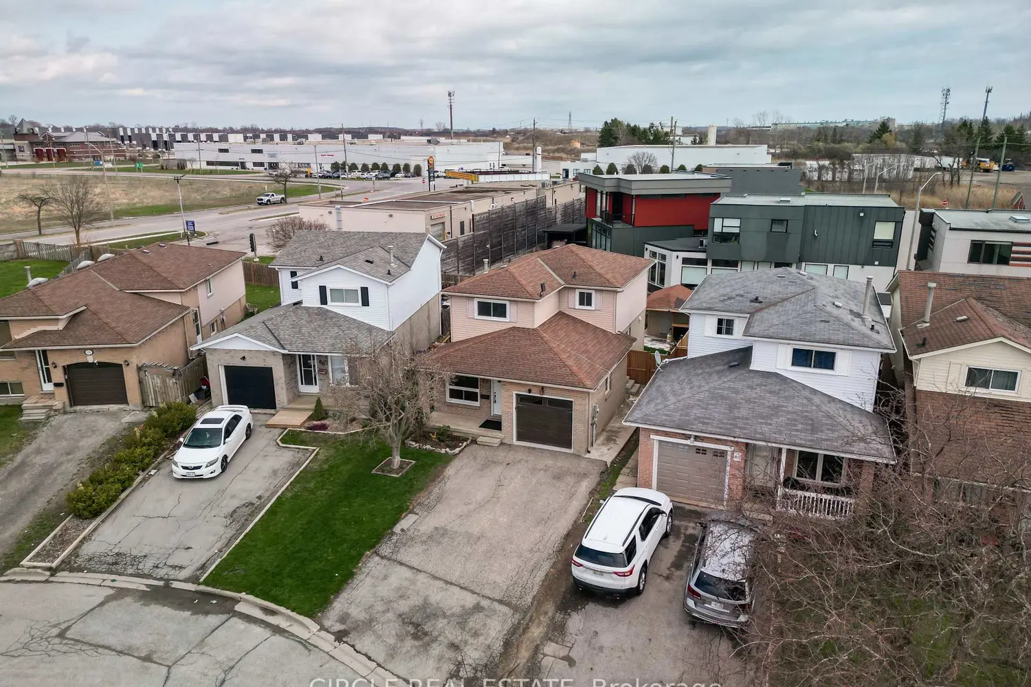 64 Lampman Crescent photo 2