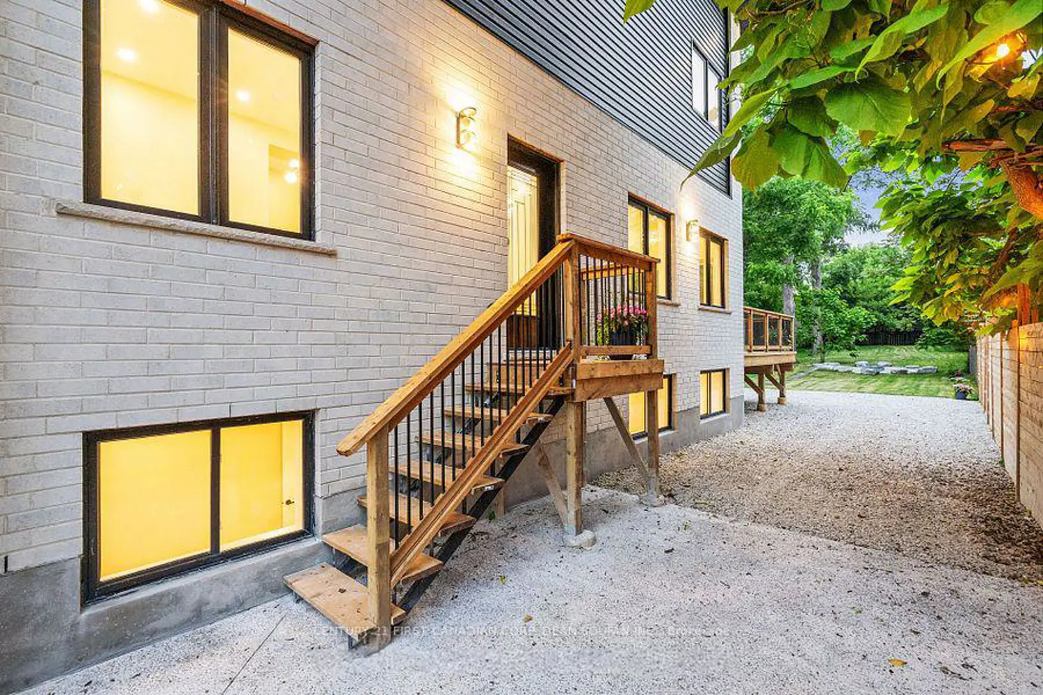 858 William Street photo 4