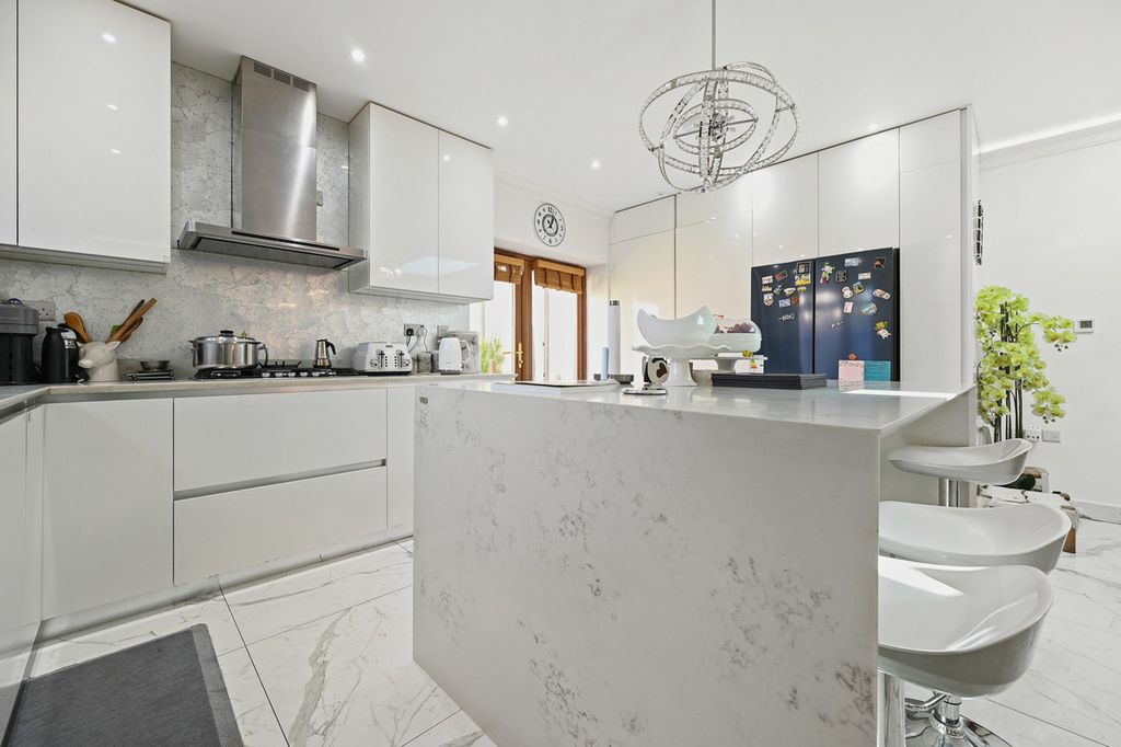 5 bed semi-detached house for saleCostons Avenue, Greenford UB6 photo 3
