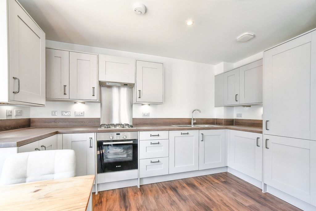 2 bed flat for saleWilliam Morris Way, Tadpole Garden Village, Swindon SN25 photo 2