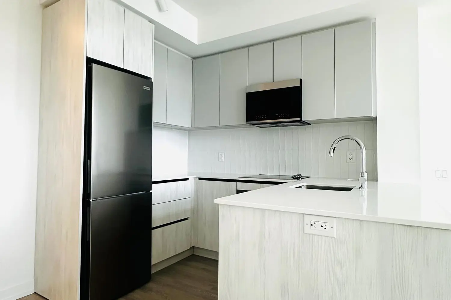2485 Eglinton Avenue 1013 photo 3