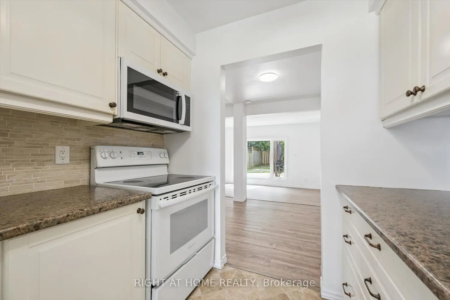 2432 Malcolm Crescent photo 4