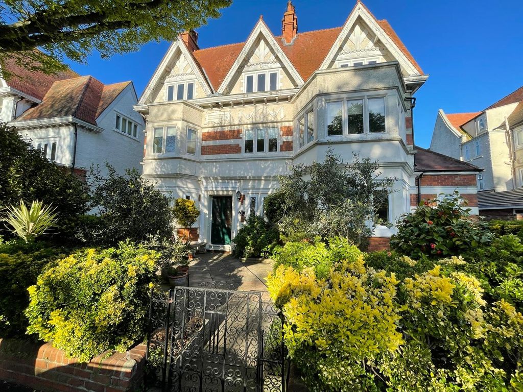 3 bed flat for saleGrimston Gardens, Folkestone, Kent CT20