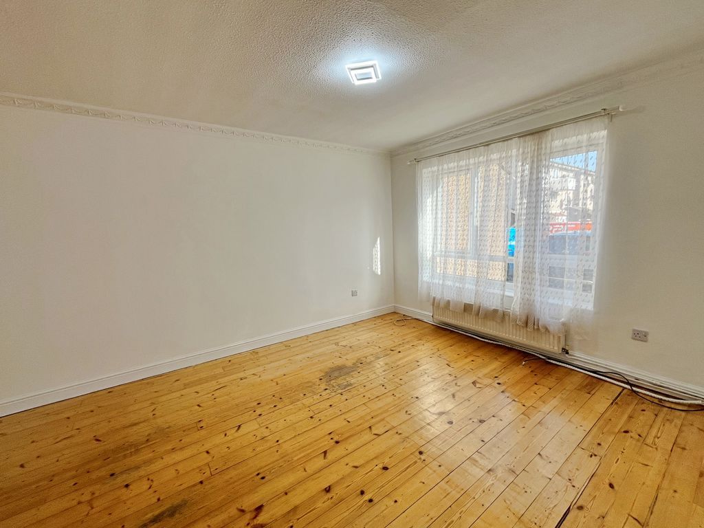3 bed maisonette for saleCommunity Road, Greenford UB6 photo 2