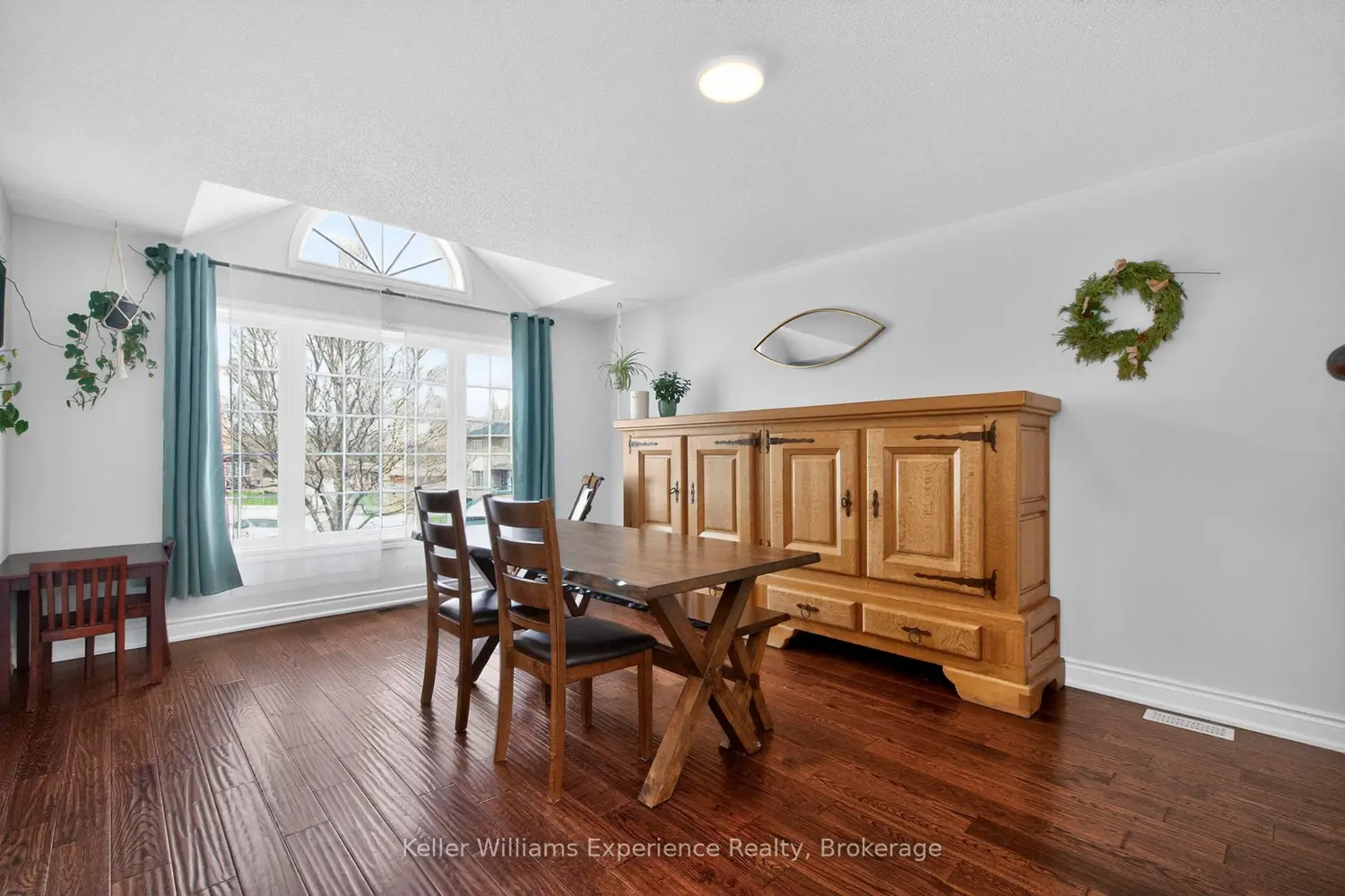 1005 Whitney Crescent photo 4