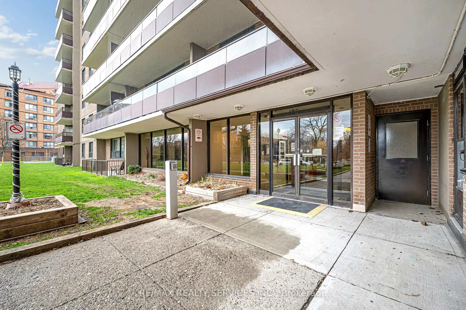 Additional image 4 of 180 Markham Road 1701