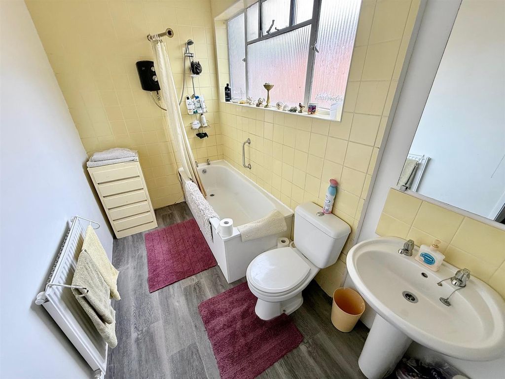 Additional image 6 of 4 bed flat for saleRegent Road, Great Yarmouth NR30