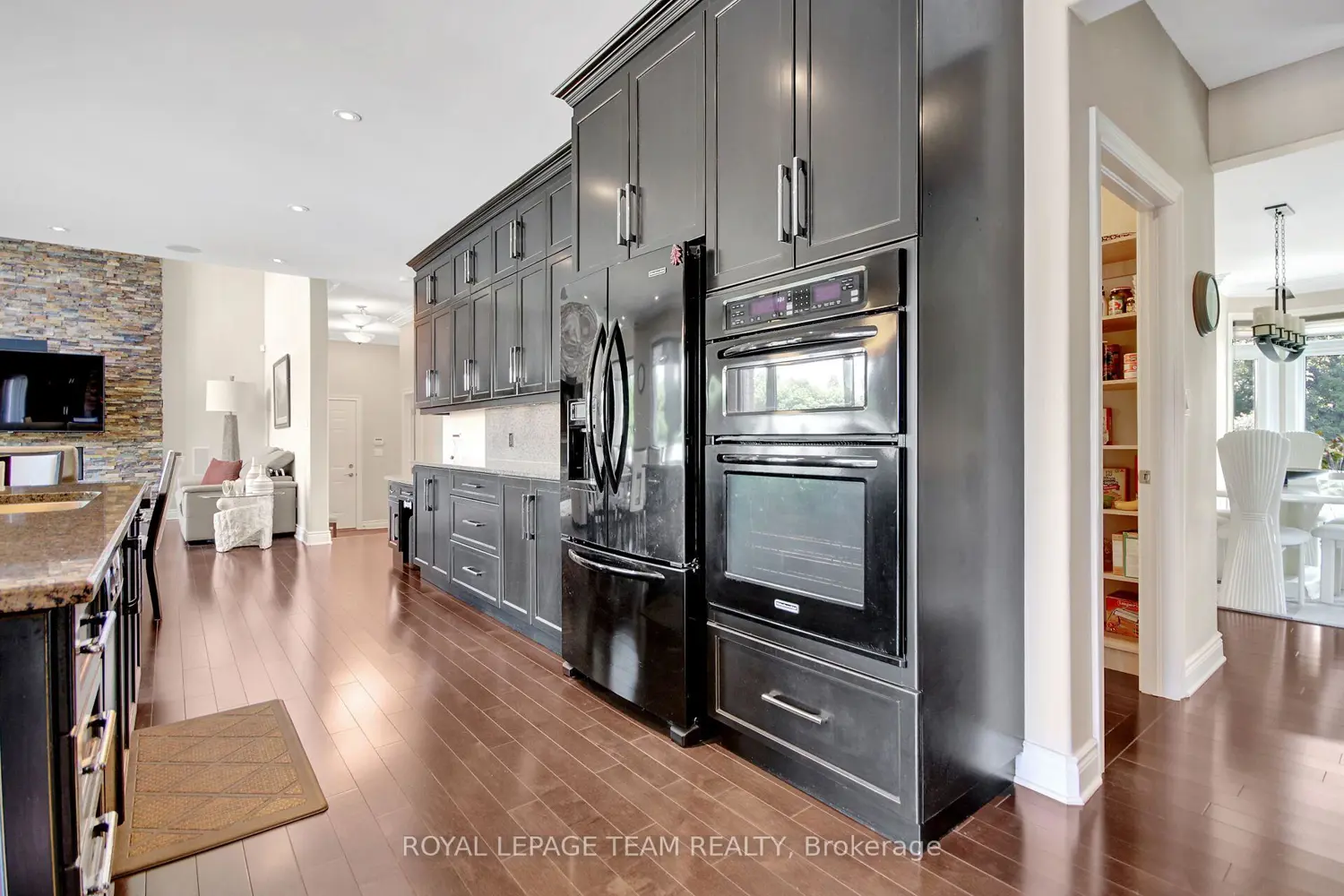 1419 Balmoral Drive photo 3