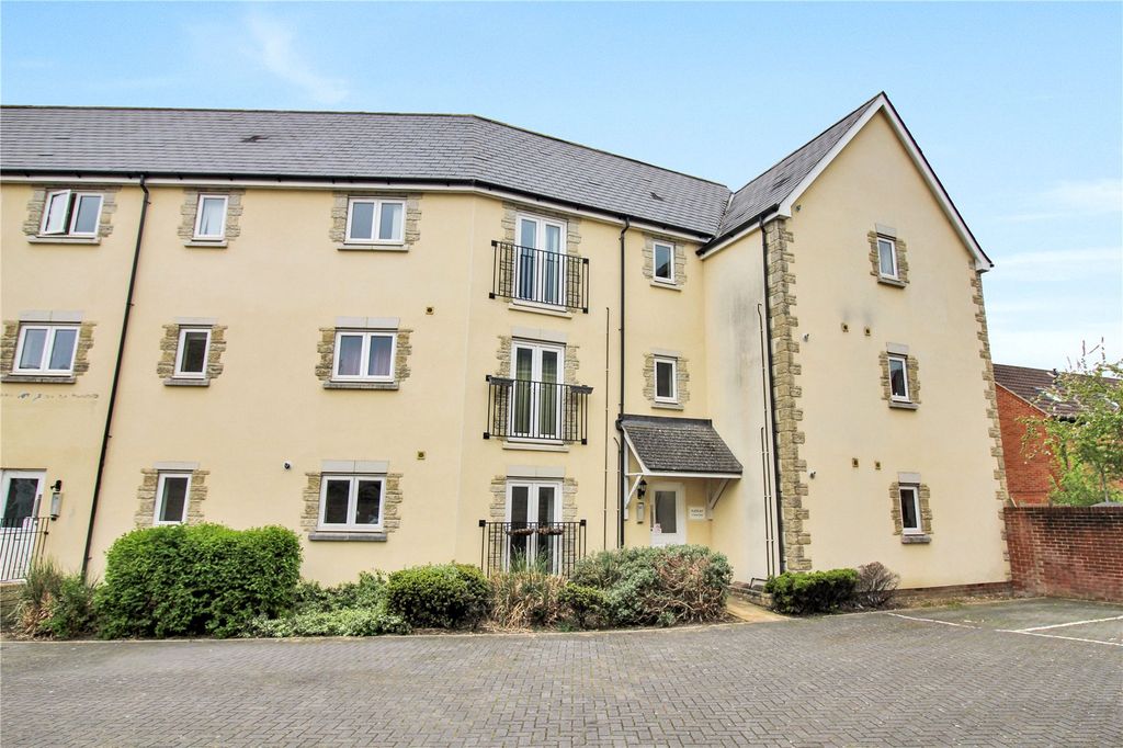 2 bed flat for saleSmart Close, Redhouse, Swindon SN25