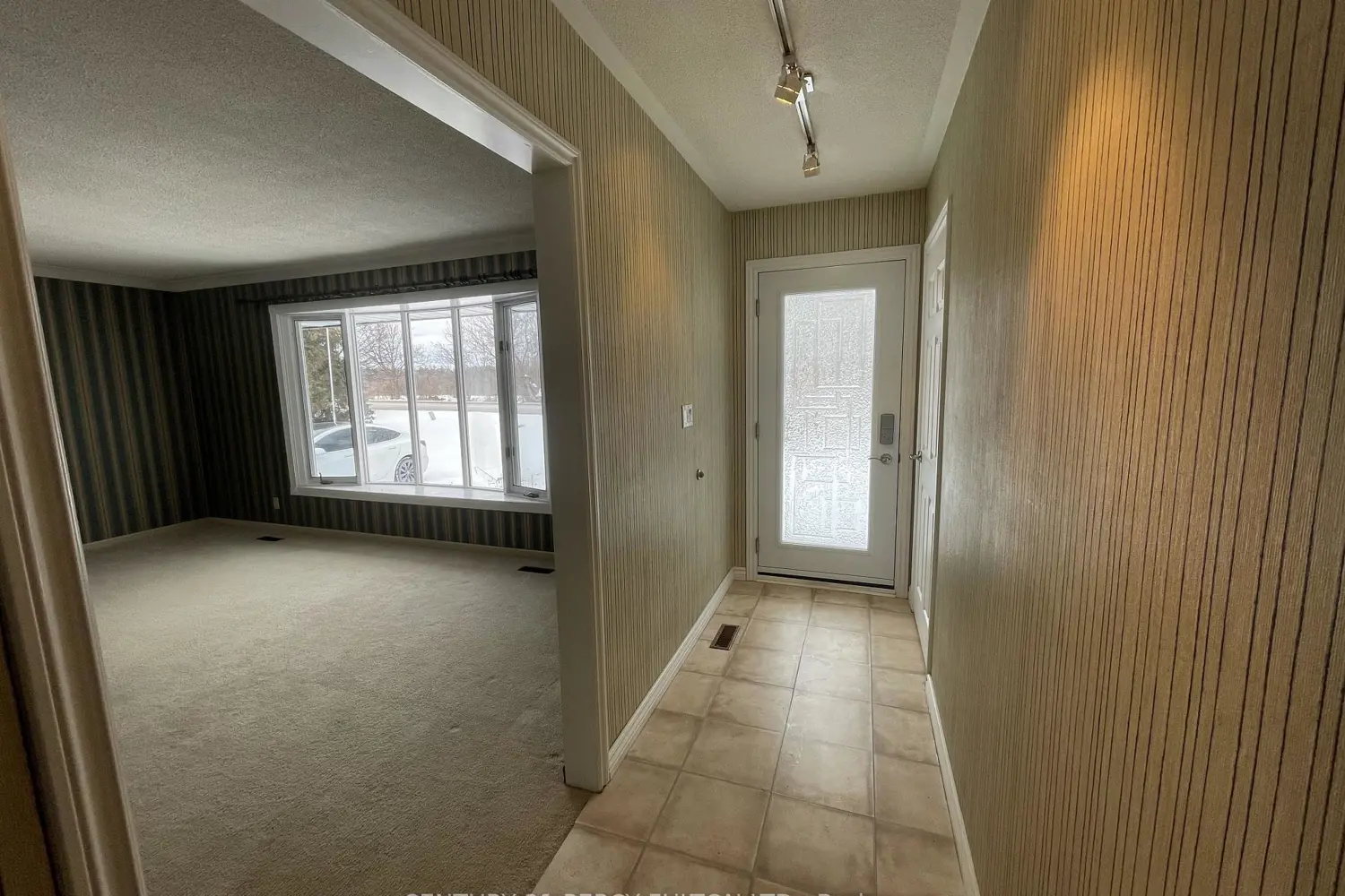 10208 Tenth Line photo 2