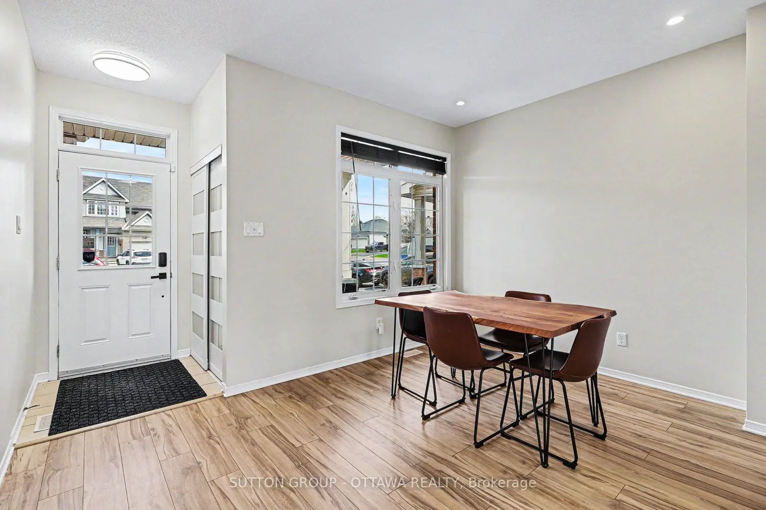 405 Crystal Court photo 2