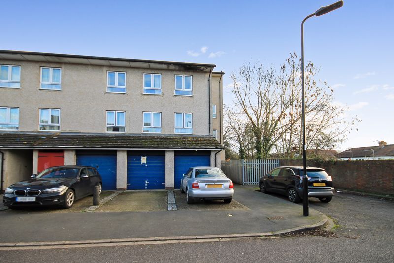4 bed flat for saleSilvertree Lane, Greenford UB6