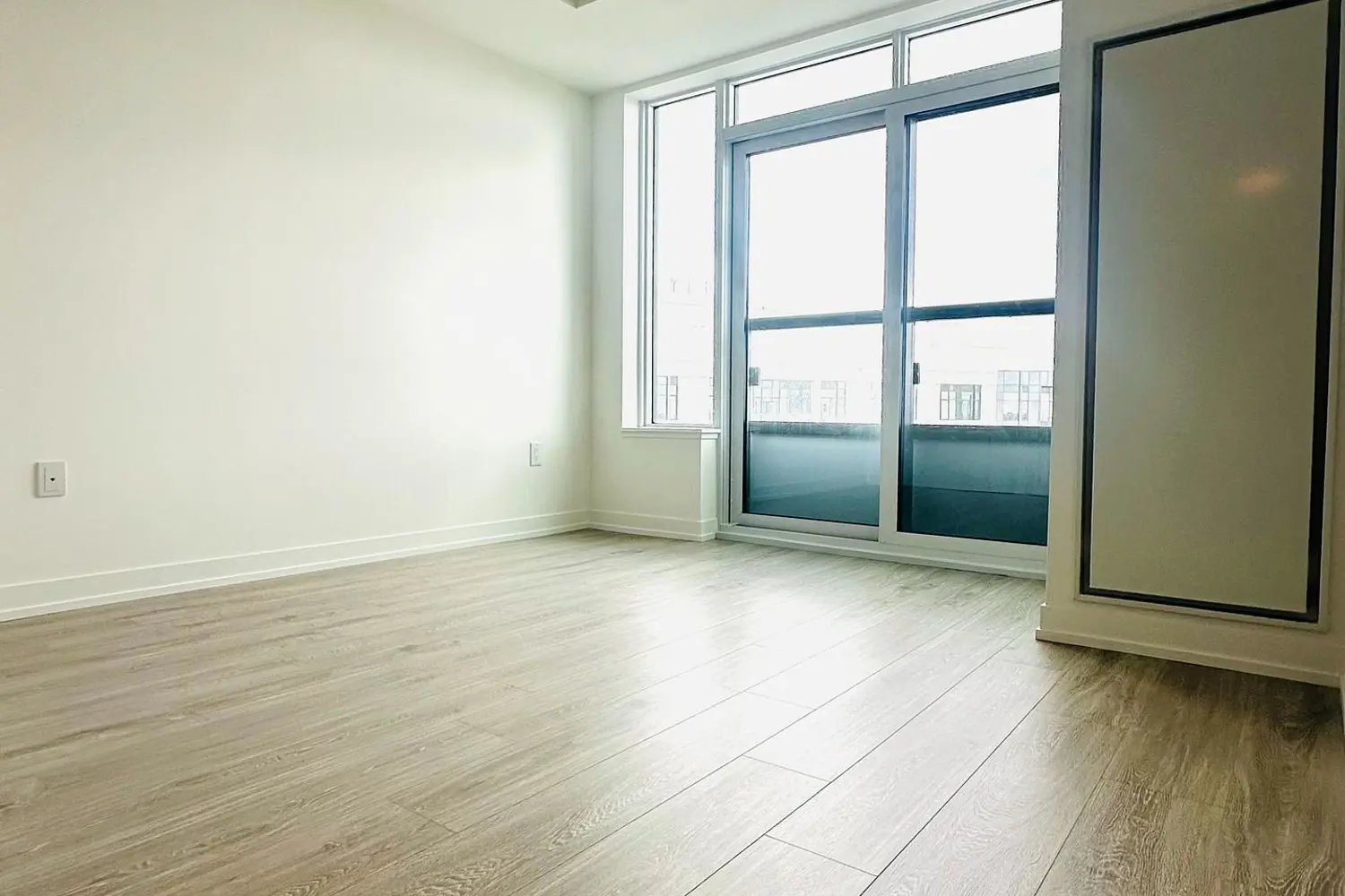 2485 Eglinton Avenue 1013 photo 2