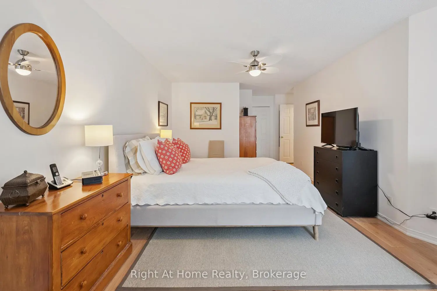 1099 Clonsilla Avenue 122B photo 3