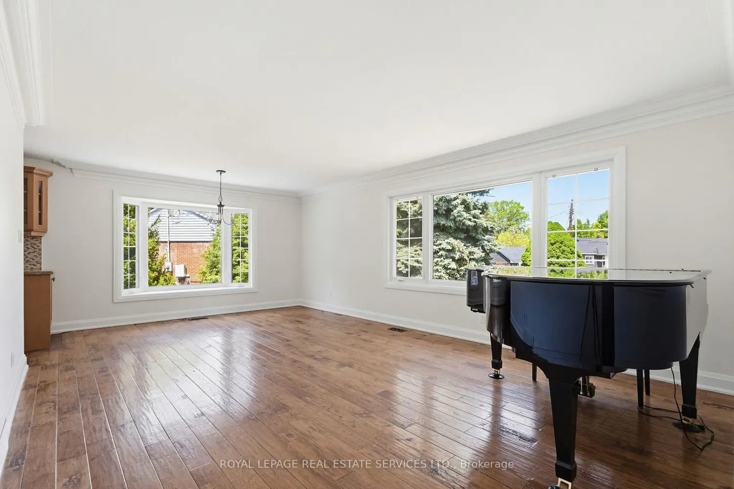 652 Hillcrest Drive photo 2