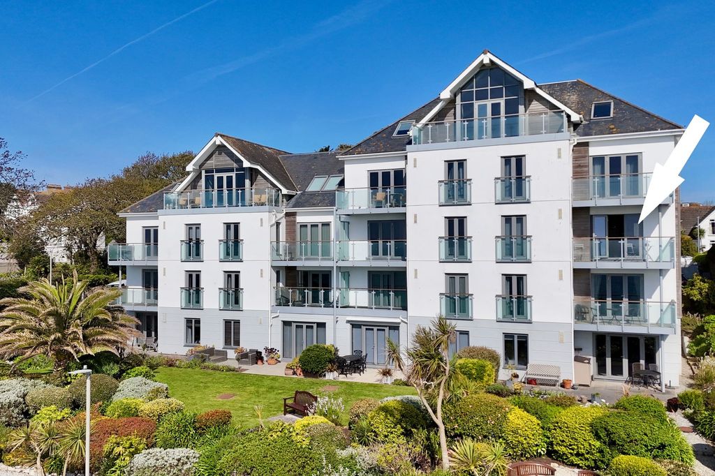 2 bed flat for saleCliff Road, The Strand Cliff Road TR11
