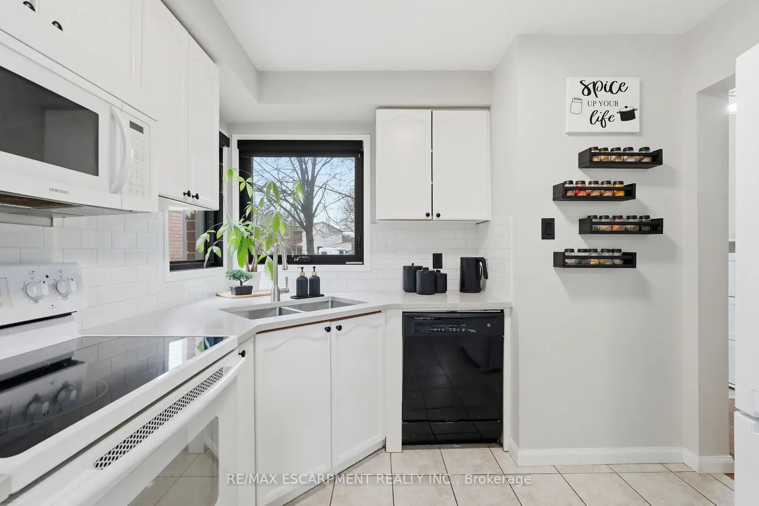 6 Woodcroft Crescent photo 2