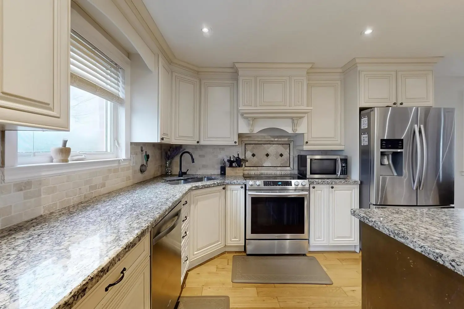 128 Sutherland Avenue photo 2