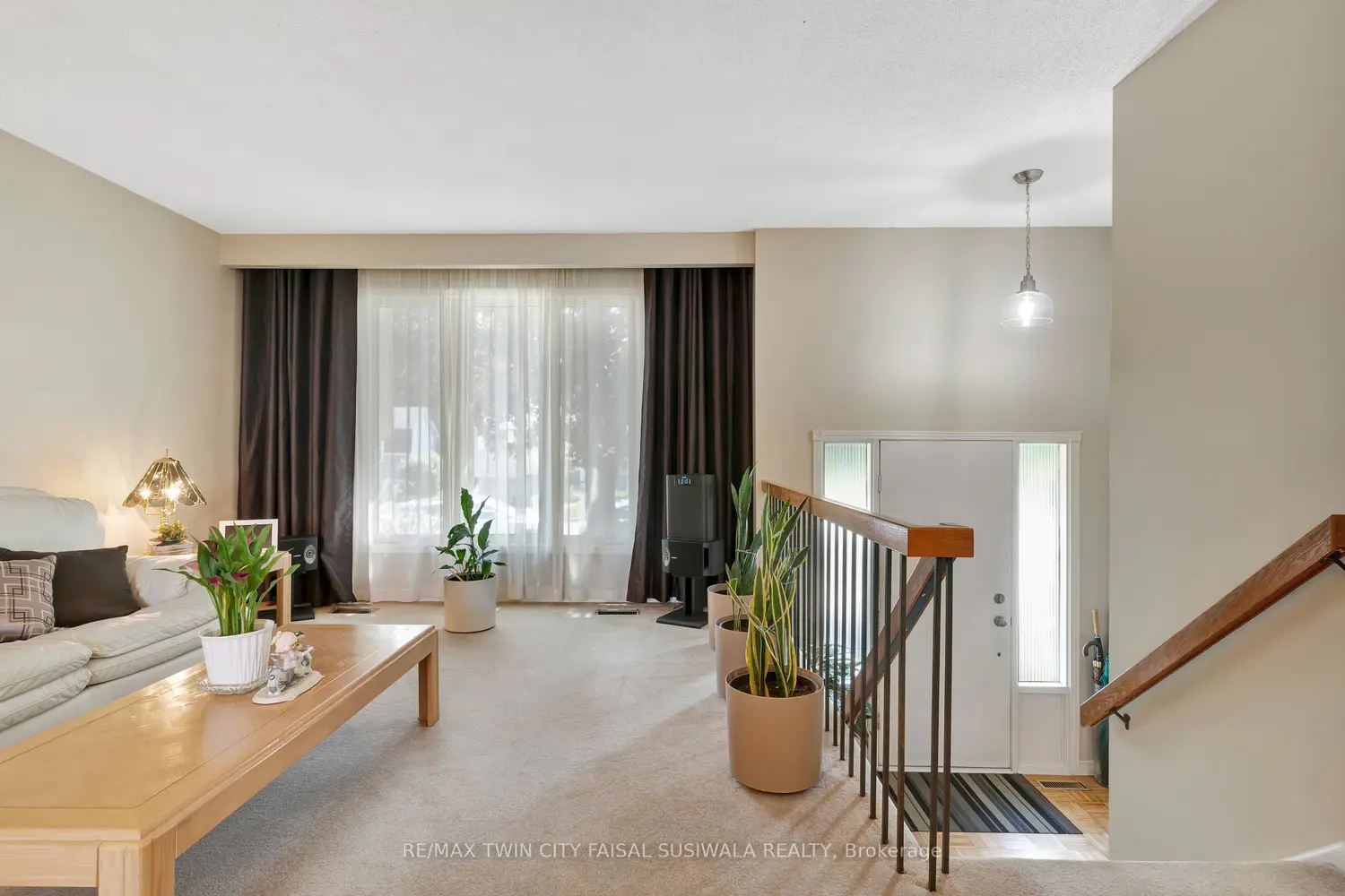 224 Erindale Crescent photo 4