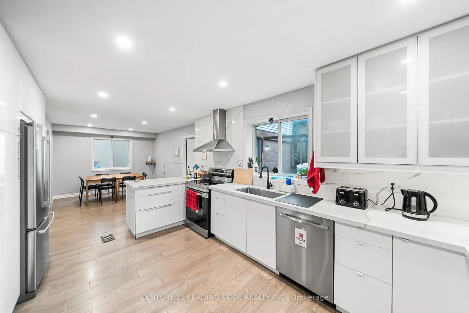 Additional image 9 of 527 Glengarry Avenue