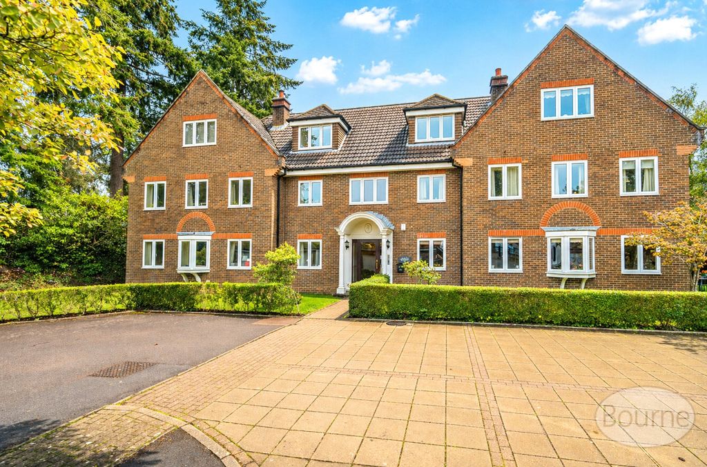 3 bed flat for saleFrensham Road, Farnham, Surrey GU9