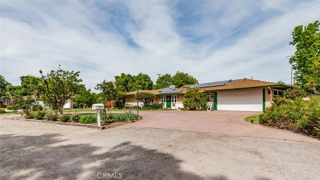 5767 E Park Circle Dr, Fresno, CA 93727 photo 2