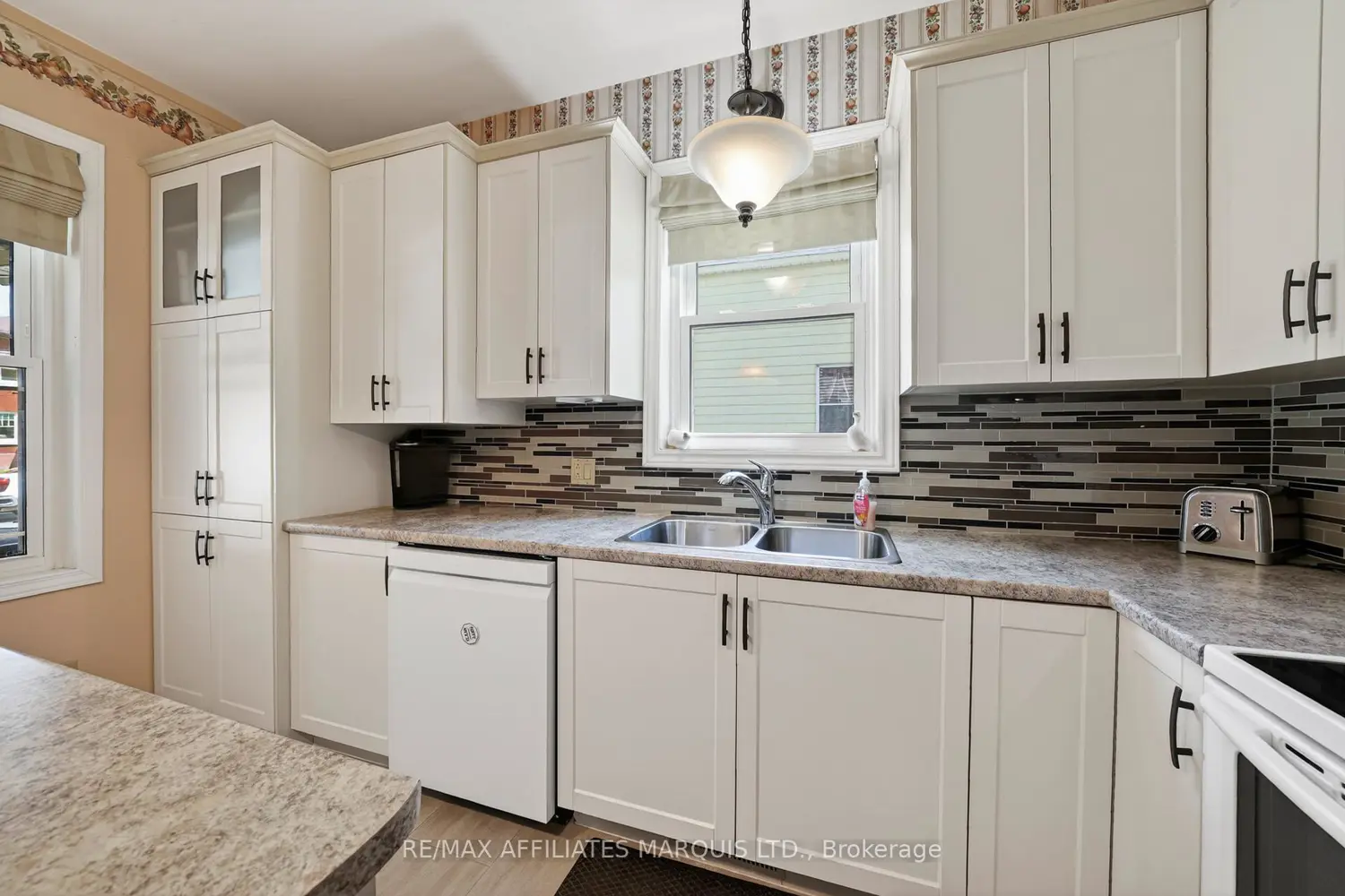 127 Lawrence Avenue photo 3