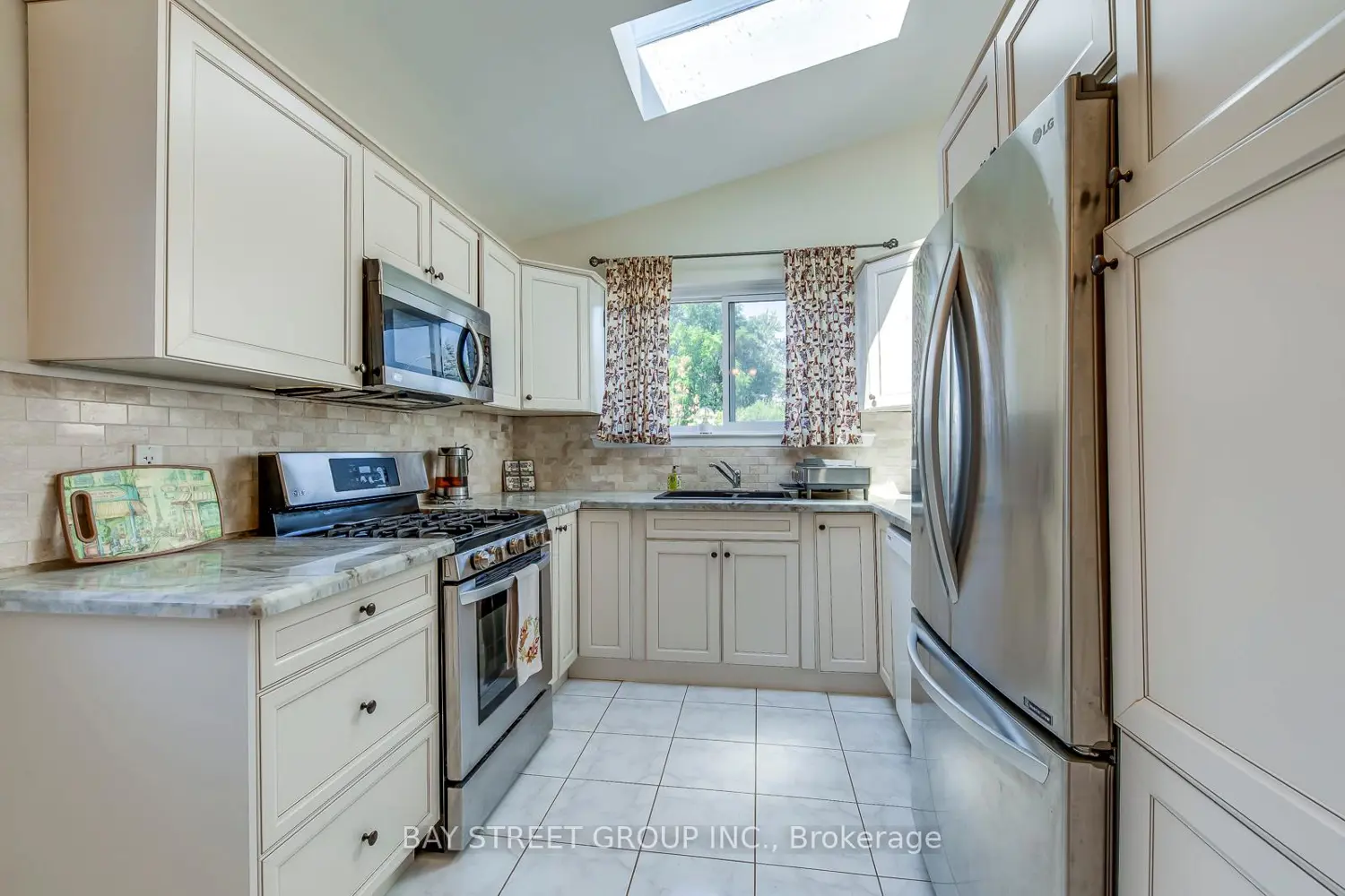 2598 Chalkwell Close photo 2