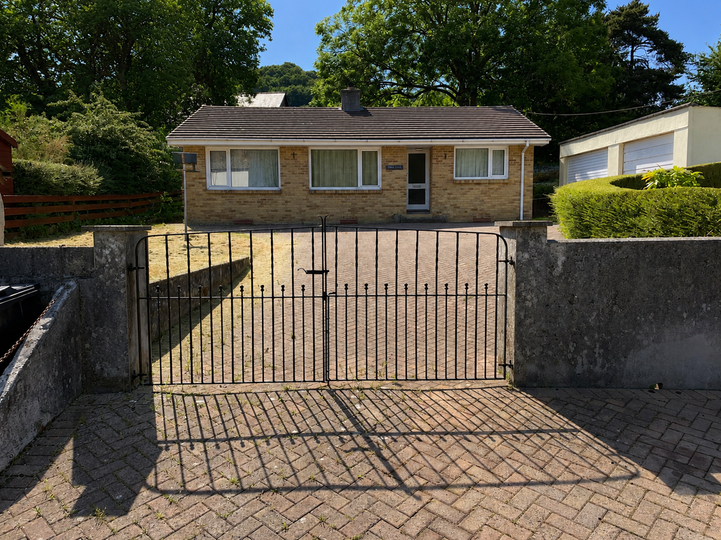 3 bed bungalow for saleCrockers Row, Gunnislake PL18